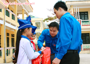 Hội đồng đội huyện Kỳ Sơn tặng quà cho học sinh khó khăn trường THCS Mông Hoá.